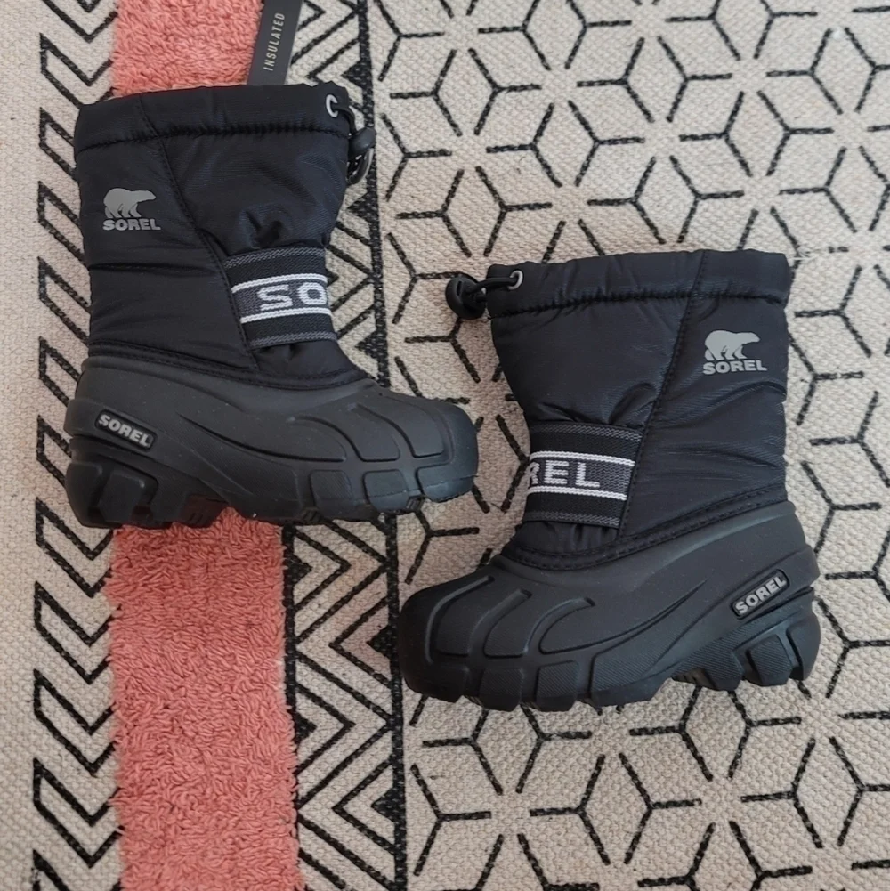 Sorel Kid's Cub Insulated Snow Boot in Black, sz 8